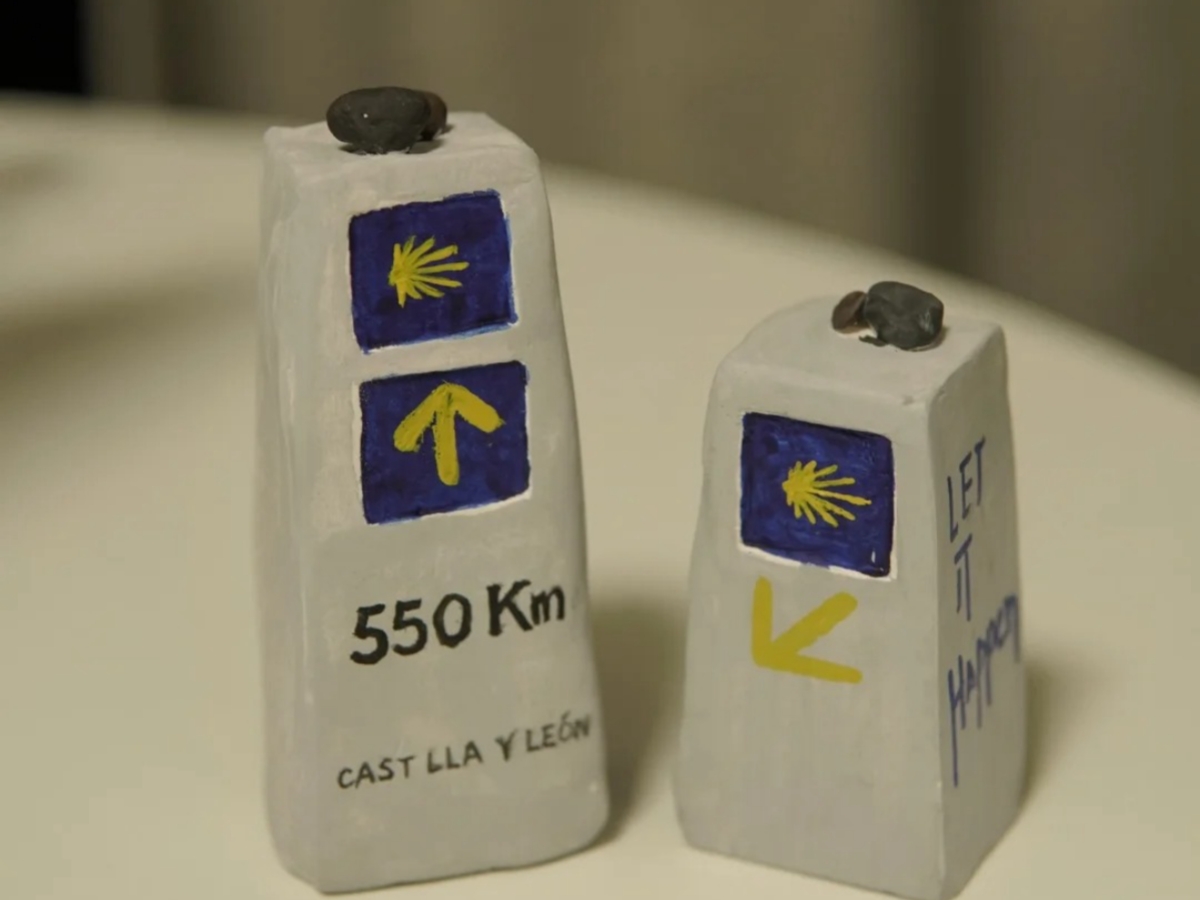 Santiago Ways distance markers showing 550km to Santiago with scallop shell symbols and yellow arrows
